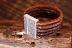 Bracelet en cuir de zébu - Atelier IZAHO - Madagascar 27