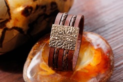 Bracelet IZAHO en cuir de Zébu - Madagascar - artisanat de Madagascar 3