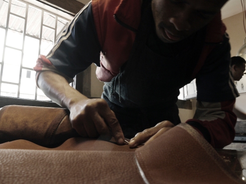 Atelier de maroquinerie Izaho à Antananarivo, madagascar 10